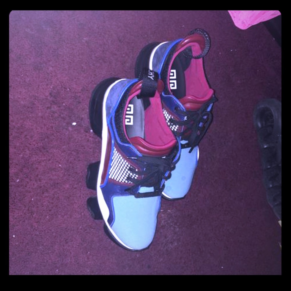 Givenchy jaw low top sneakers size 40/6